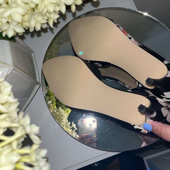 JustFab Raquell Women's Size 10 Black w/ White Flowers 3" D'Orsay Slip On Heels - Picture 8 of 11